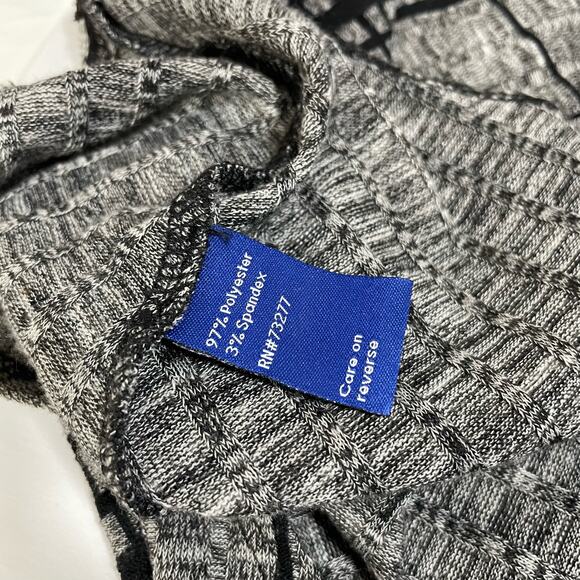 Apt 9 Geometric Print Blouse Size Medium Gray Black 3/4 Sleeve Asymmetrical Hem - Picture 9 of 11